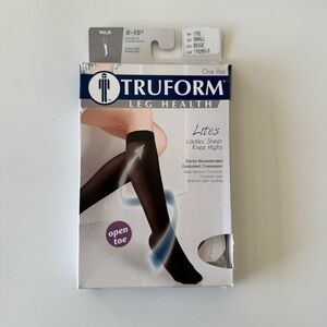 Trueform Leg Health Lites Sheer Knee Hi Compression Socks Beige SMALL NEW